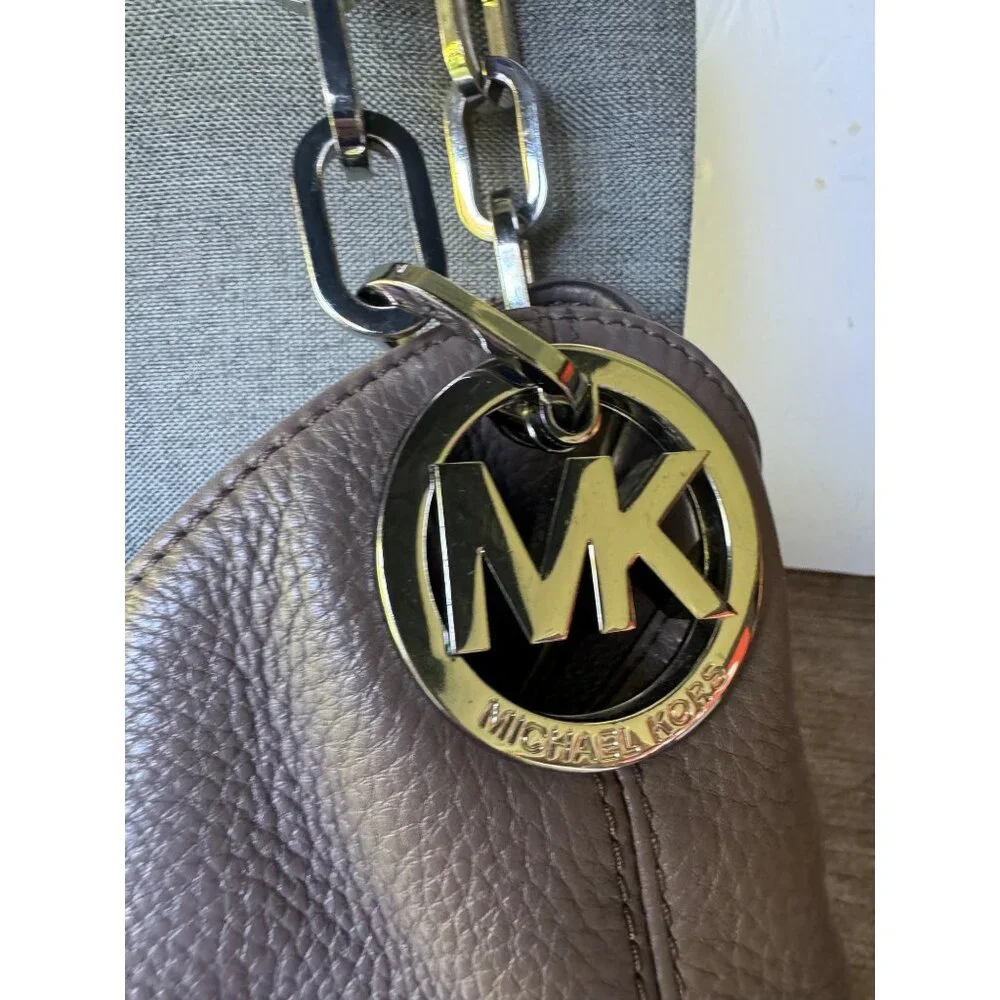 Michael Kors Pebbled Leather Shoulder Bag in Truffle Taupe – Gold Chain Detail - Picture 4 of 10